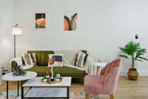 CozySuites Glendale by the stadium with pool 10